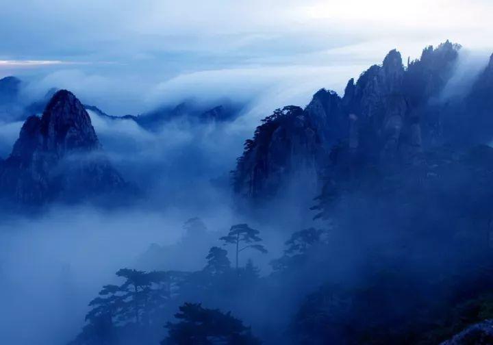 成毅：一个把土掉渣的花衣服穿出清冷感的男人